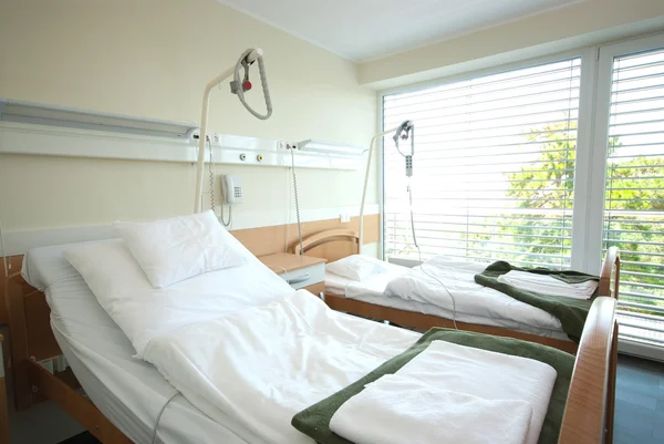 Intérieur de la nouvelle chambre d'hôpital vide entièrement équipée — Photo