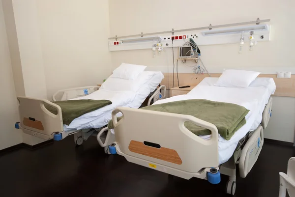 Intérieur de la nouvelle chambre d'hôpital vide entièrement équipée — Photo