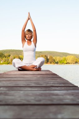 genç kadın rahatlatıcı göl