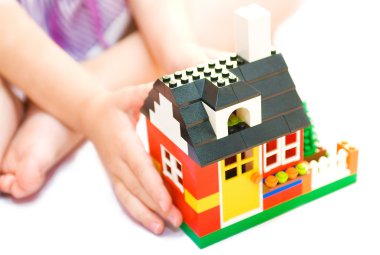 ev Tasarımcısı elinde tutan bir kız