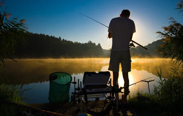 Sportfiske på en vacker sjö — Stockfoto