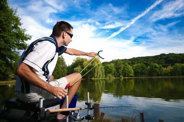 Pesca desportiva em um belo lago — Fotografia de Stock