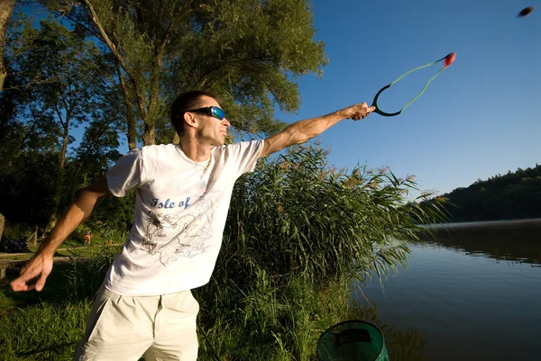 Спортивная рыбалка на красивом озере — стоковое фото