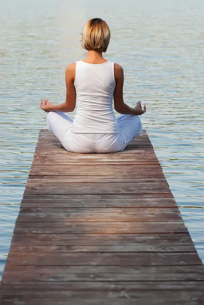 Mujer joven relajándose en el lago — Foto de Stock