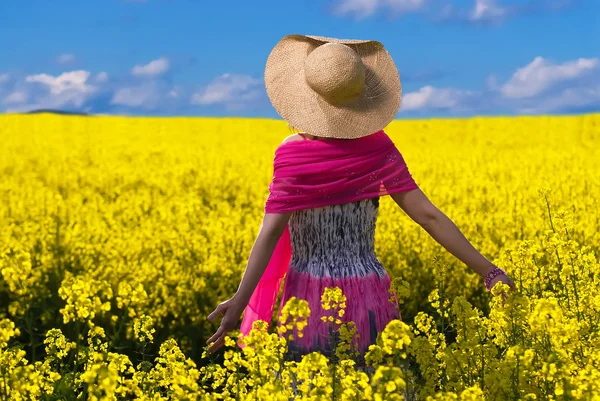 Schöne Frau entspannt sich in der schönen Landschaft — Stockfoto