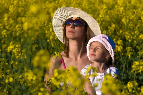 Bella giovane madre e sua figlia rilassarsi — Foto Stock