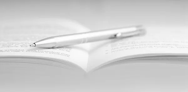 kitap bir kalem, ayna görüntüsü.