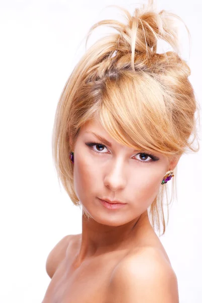 Blond kvinne med vakker frisyre – stockfoto