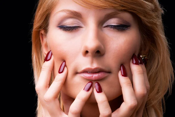 Mujer rubia con manicura perfecta — Foto de Stock