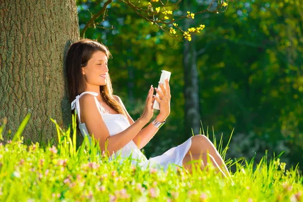 Close-up van portret van een jonge vrouw met tablet pc. — Stockfoto