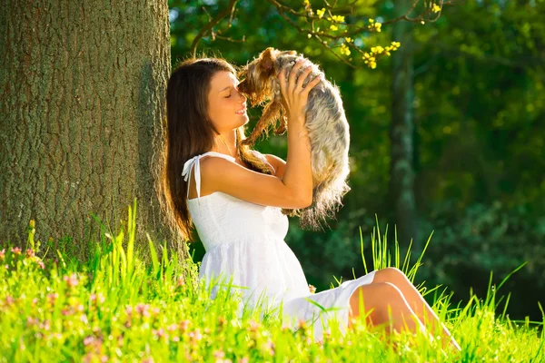 Portret van een schattige jonge vrouw met hond — Stockfoto