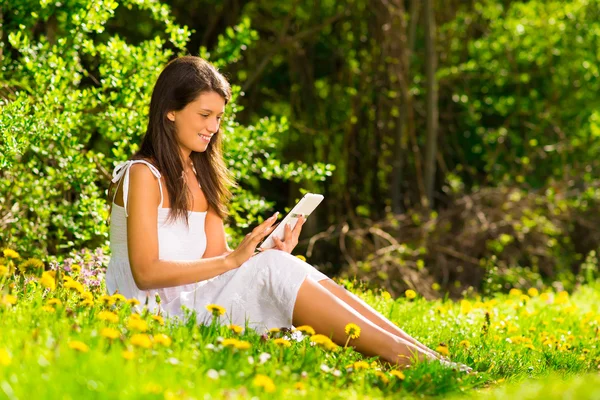 Gros plan portrait de jeune femme avec tablette pc . — Photo