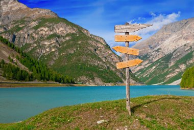 boş yön tabelasını güzel bir göl ve dağların