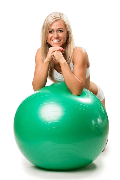 Mulher relaxante na bola de fitness — Fotografia de Stock