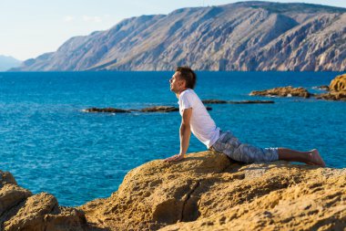 adam bir yoga konumda