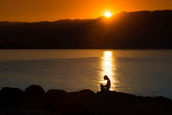 Yoga yapan bir kadının silüeti. — Stok fotoğraf