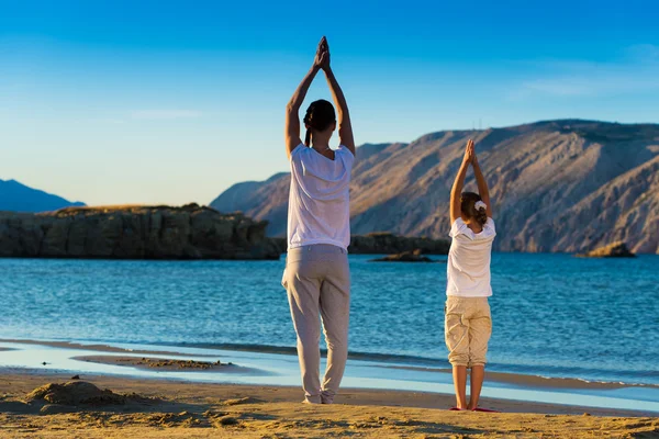 Anne ve kızı yoga yapıyor. — Stok fotoğraf