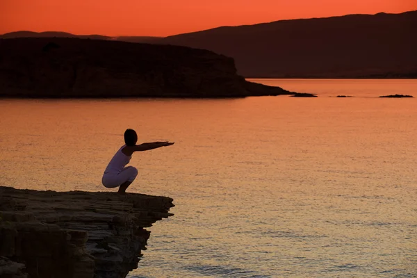 Silhouette of a woman doing yoga — Stock Photo, Image