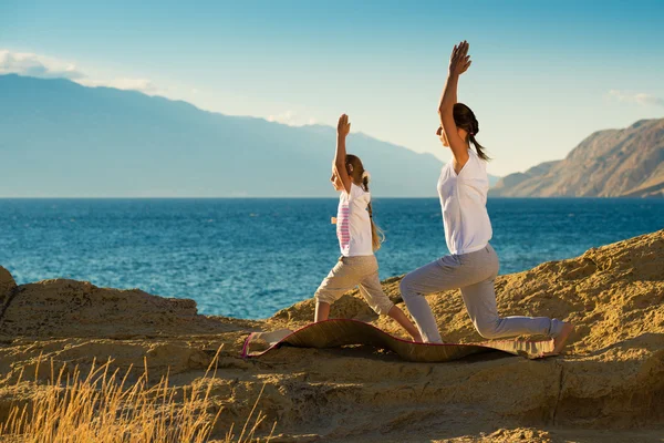 Mother and daughter doing yoga — Stock Photo, Image