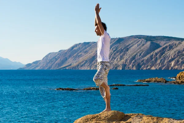 Uomo in posizione yoga — Foto Stock