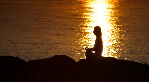 Yoga yapan bir kadının silüeti. — Stok fotoğraf