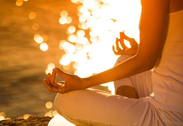 Vrouw in een yoga-positie — Stockfoto