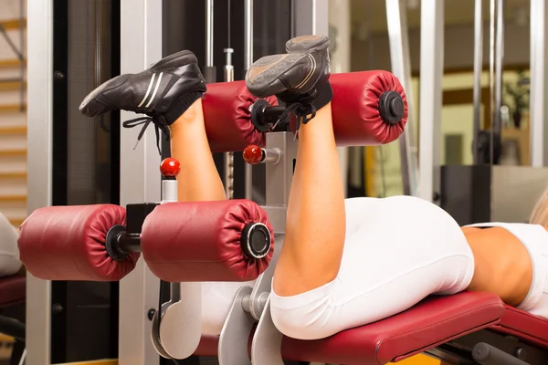 若い女性の脚が付いている重量の訓練 — ストック写真