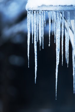 buz sarkıtları Geceleri karanlıkta parlayan soğuk mavi ışık
