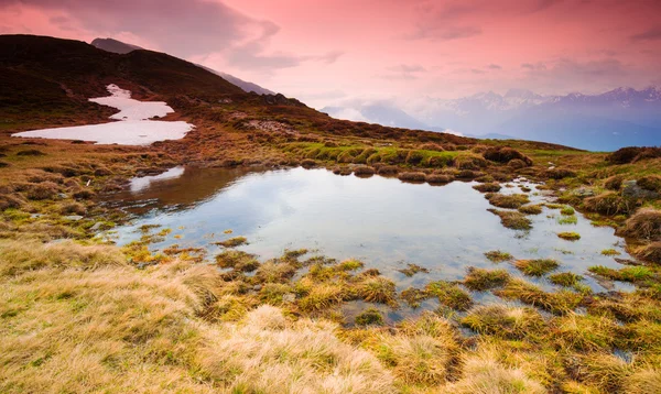 Lac dans les montagnes — Photo