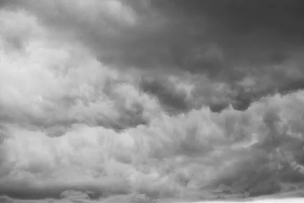Серые облака — стоковое фото