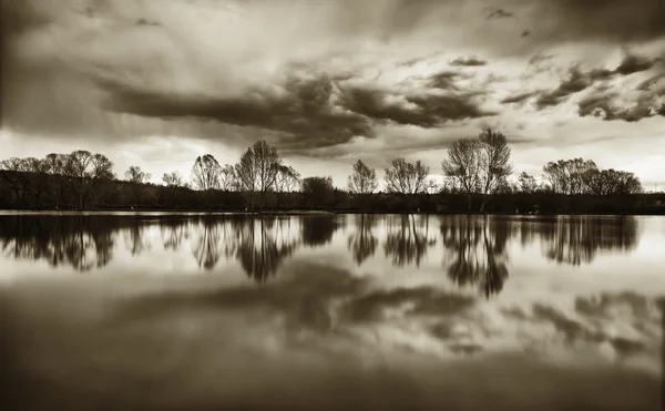 Страх озерний пейзаж з відображенням хмар — стокове фото