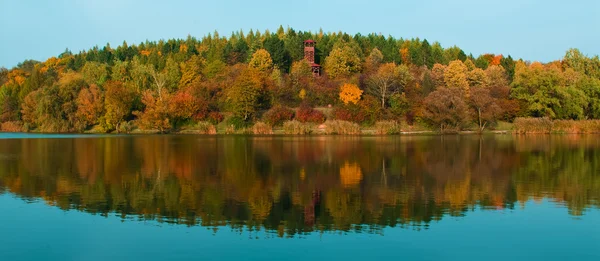 Paisaje otoñal con un reflejo en el lago — Foto de Stock