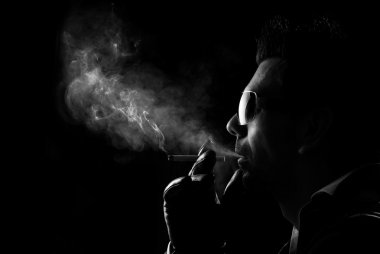 Sigara içen bir adam