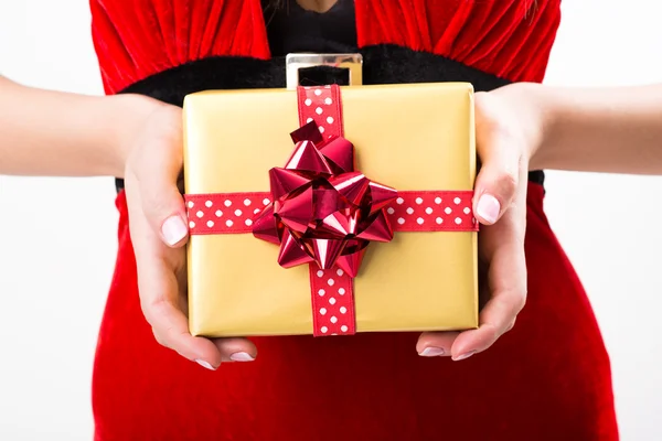 Retrato de jovem, mulher sexy Santa com caixas de presente — Fotografia de Stock