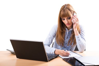 İş kadını ofiste.