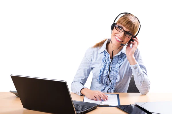 Femme d'affaires souriante au bureau — Photo