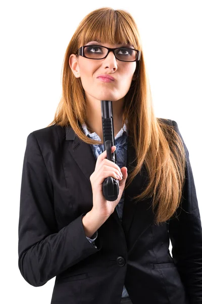 Mulher segurando arma para si mesma — Fotografia de Stock