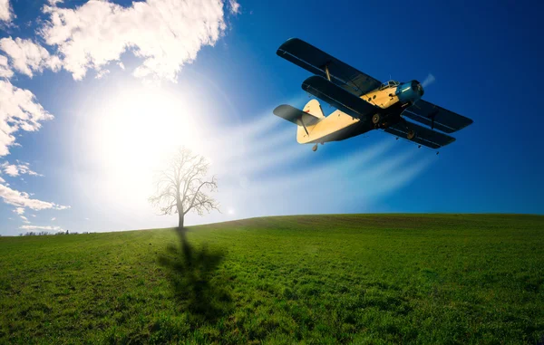 Gökyüzünde eski bir uçak — Stok fotoğraf