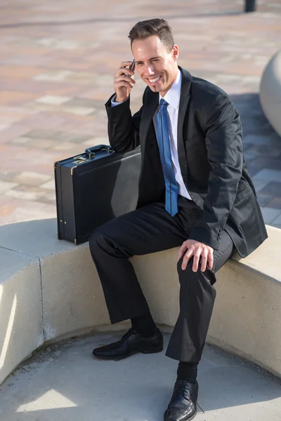 Empresario llamando al parque —  Fotos de Stock