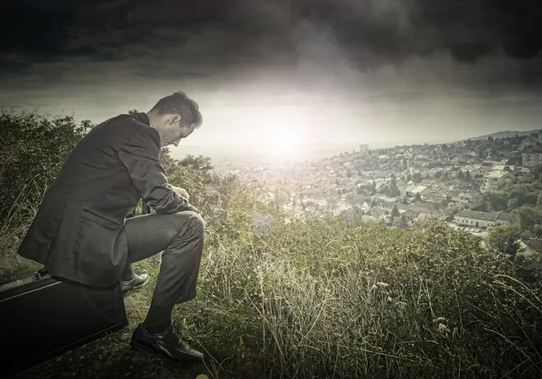 Solitario hombre de negocios en la ladera — Foto de Stock