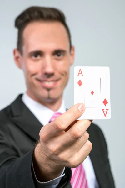Podnikatel drží eso karty — Stock fotografie