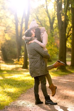 Sonbahar parkında bir çift