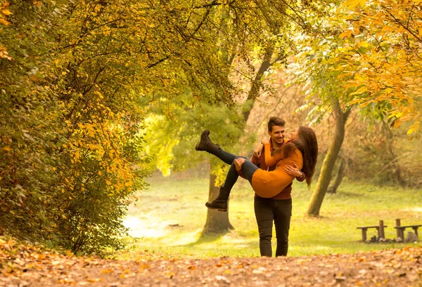 Pár v podzimním parku — Stock fotografie