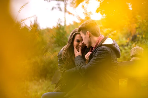 Couple in autumn park — Stock Photo, Image