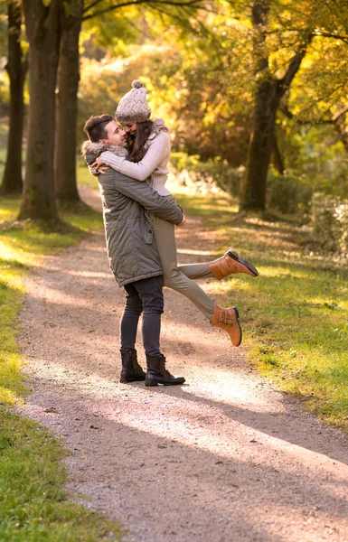 Pareja en el parque de otoño — Foto de Stock