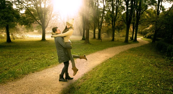 Cuplu în parc de toamnă — Fotografie, imagine de stoc
