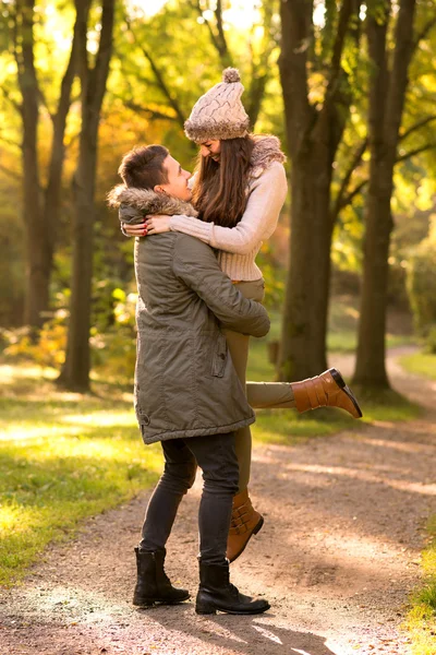 Pareja en el parque de otoño — Foto de Stock