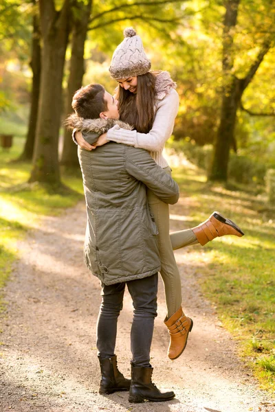 Pareja en el parque de otoño — Foto de Stock