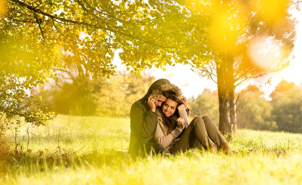 Pareja en el parque de otoño — Foto de Stock