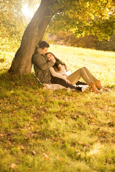 Pareja en el parque de otoño — Foto de Stock